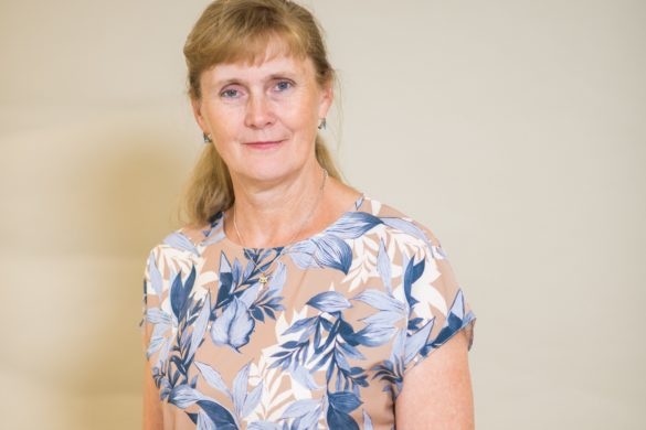 Chest-height portrait photo of a woman,