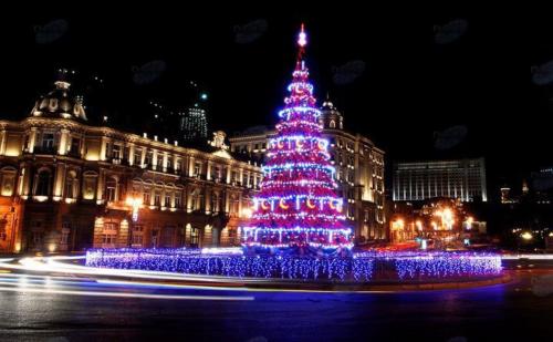 Azerbaijan has a mostly Muslim population, so Christmas is only celebrated by a few and not recognized as an official holiday. The few who celebrate it usually do so because they have ancestors or relatives wo cherish the tradition. Christmas trees however are customary, albeit they mark the new year. Also presents are handed over on New Year’s Eve by the Azerbaijani Santa, Shakhta Babah. Celebrating the New Year with traditional Christmas decorations is rooted in the ban of religion during the USSR. Christmas was banned in 1928 and in 1935 its traditions re-instated in the form of secular New Year celebrations. 