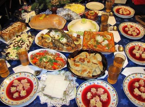 Polish people clean their homes thoroughly to prepare for Christmas. Traditionally, no food is to be eaten until the first star appears in the sky. Christmas Eve dinner is usually meat free and consists of 12 dives, representing good luck for the next 12 months as well es Jesus’ 12 disciples. 